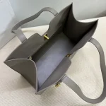 高仿CELINE-賽琳 經典牛皮革肩背包 - 金色飾面CLOCHE CLÉS掛鎖設計-112583：圖片 8