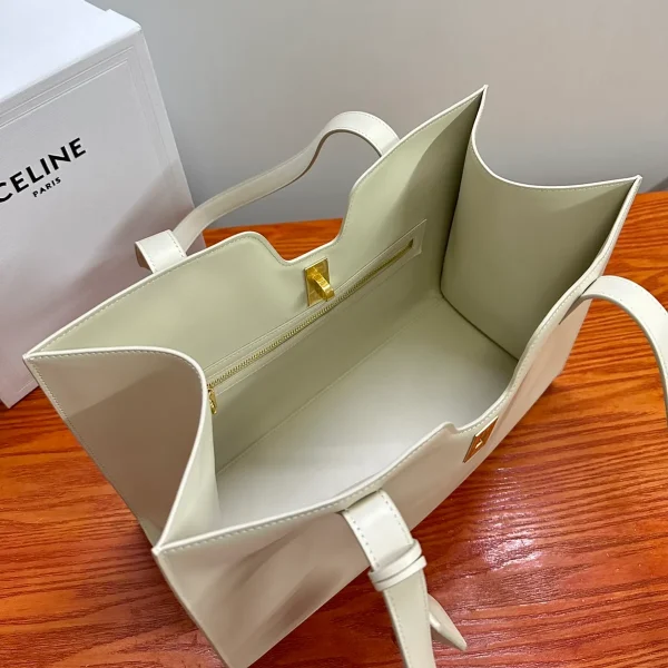 高仿CELINE-賽琳 經典牛皮革肩背包 - 金色飾面CLOCHE CLÉS掛鎖設計-112583：圖片 10