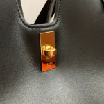 高仿CELINE-賽琳 經典牛皮旋轉鎖扣肩背包-112583：圖片 8