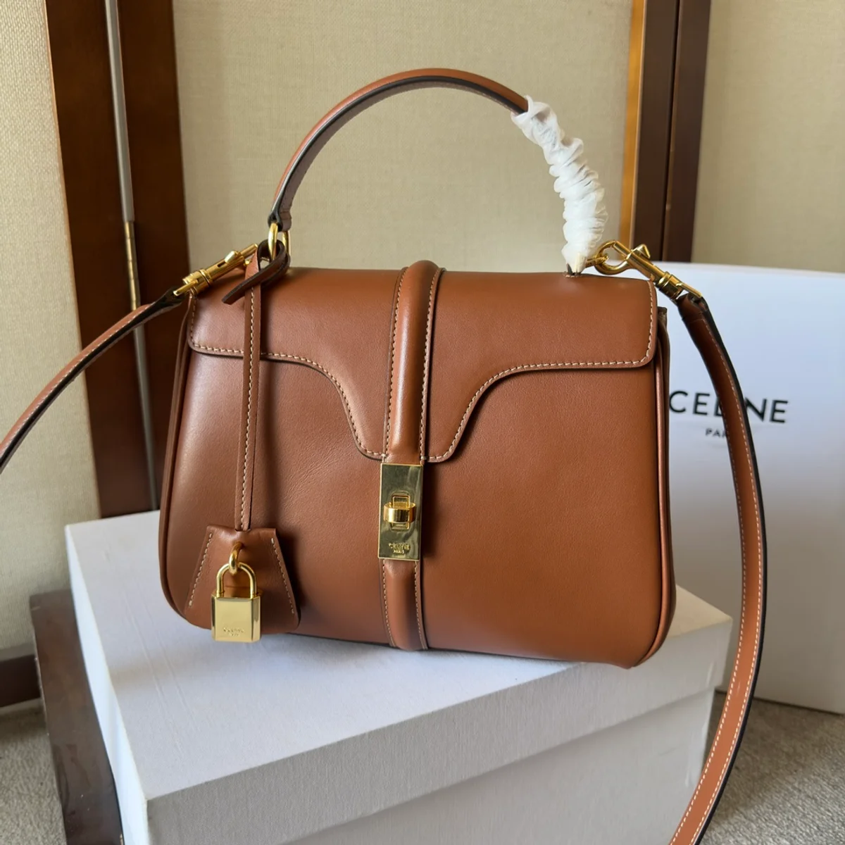 高仿CELINE-賽琳 經典牛皮革多功能手提斜挎包-188003 2 高仿CELINE-賽琳 經典牛皮革多功能手提斜挎包-188003