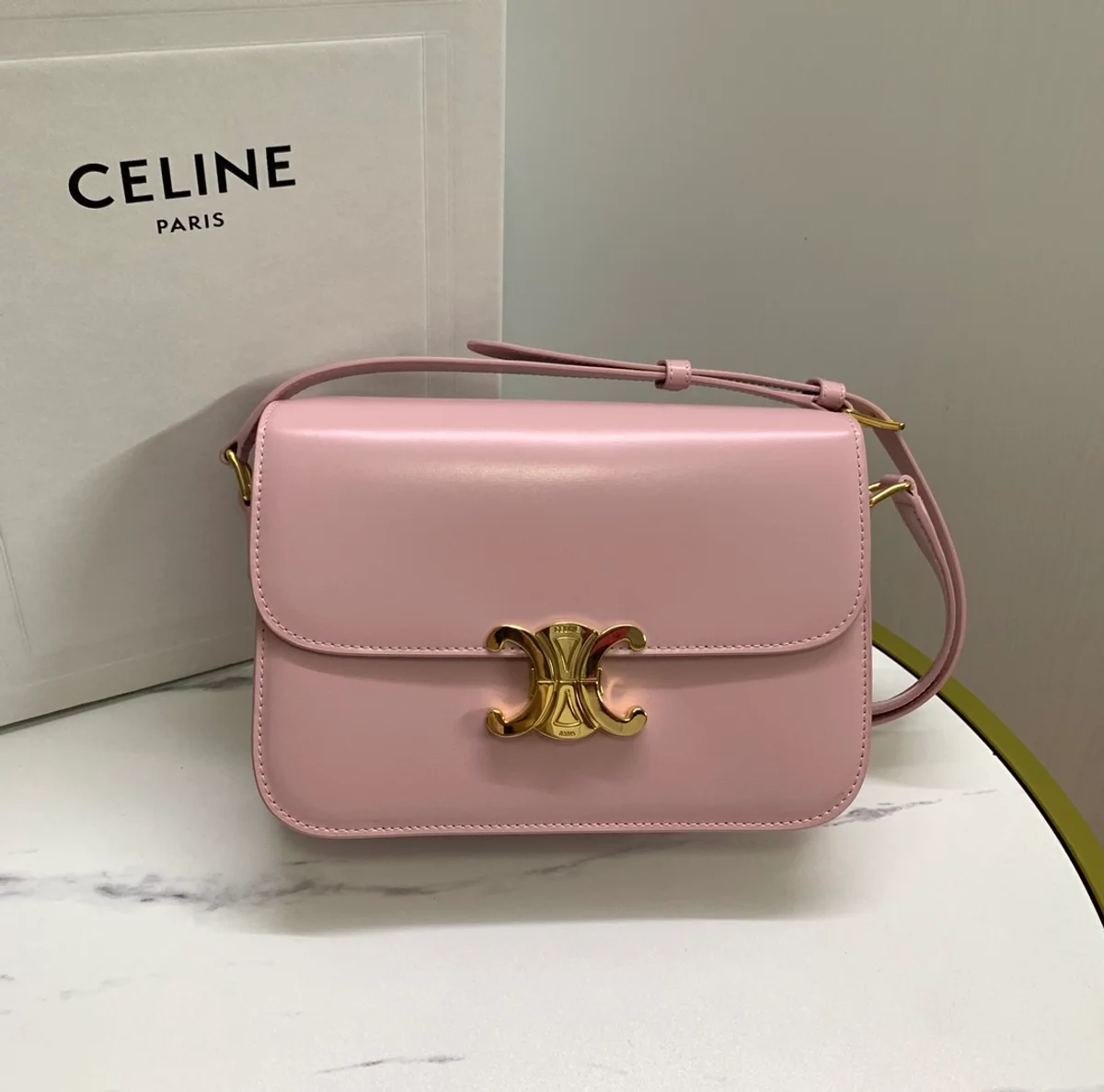 高仿CELINE-賽琳 TRIOMPHE金色鎖扣牛皮斜挎包-188423 2 高仿CELINE-賽琳 TRIOMPHE金色鎖扣牛皮斜挎包-188423