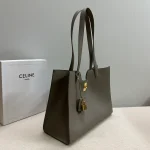 高仿CELINE-賽琳 經典牛皮革肩背包 - 金色飾面CLOCHE CLÉS掛鎖設計-112583：圖片 4