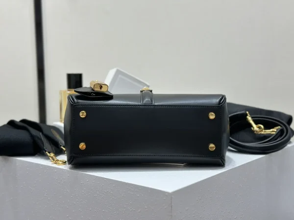 高仿CELINE-賽琳 16 小號刺繡手袋 - 皮革手柄配可拆卸肩帶-188003：圖片 6