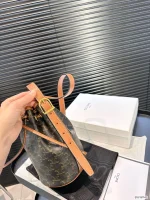 高仿CELINE-賽琳 TRIOMPHE CANVAS 標誌印花斜挎包 - 牛皮革包邊設計-191142：圖片 5