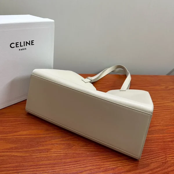 高仿CELINE-賽琳 經典牛皮革肩背包 - 金色飾面CLOCHE CLÉS掛鎖設計-112583：圖片 5