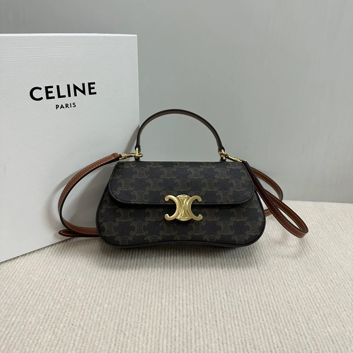 高仿CELINE-賽琳 經典TRIOMPHE標誌印花牛皮革手提斜挎包-119532 2 高仿CELINE-賽琳 經典TRIOMPHE標誌印花牛皮革手提斜挎包-119532