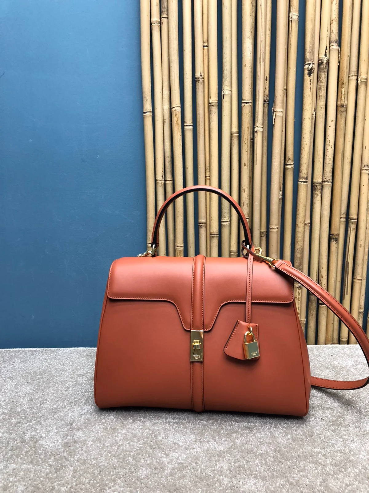 高仿CELINE-賽琳 經典牛皮革多功能手提斜挎包-187373 2 高仿CELINE-賽琳 經典牛皮革多功能手提斜挎包-187373