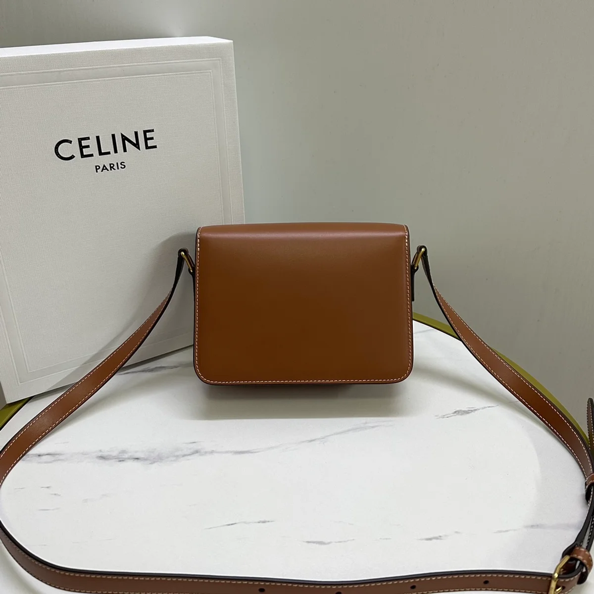 高仿CELINE-賽琳 TRIOMPHE 牛皮革斜挎包 - 金色鎖扣設計-188423 3 高仿CELINE-賽琳 TRIOMPHE 牛皮革斜挎包 - 金色鎖扣設計-188423