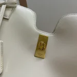 高仿CELINE-賽琳 經典牛皮革肩背包 - 金色飾面CLOCHE CLÉS掛鎖設計-112583：圖片 6