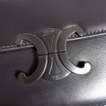 高仿CELINE-賽琳 黑色TRIOMPHE金屬鎖扣牛皮斜挎包-188423：圖片 6