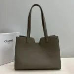高仿CELINE-賽琳 經典牛皮革肩背包 - 金色飾面CLOCHE CLÉS掛鎖設計-112583：圖片 3