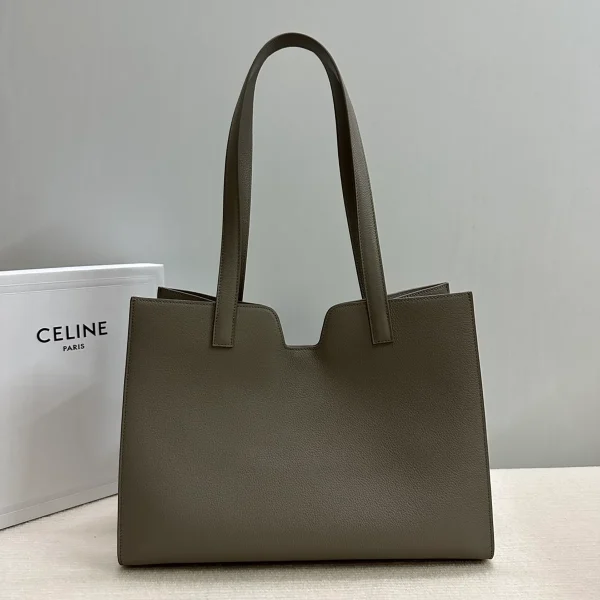 高仿CELINE-賽琳 經典牛皮革肩背包 - 金色飾面CLOCHE CLÉS掛鎖設計-112583：圖片 3