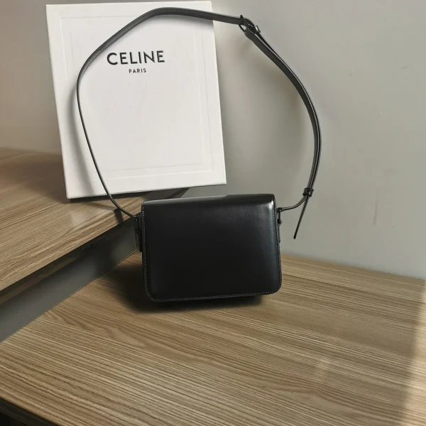 高仿CELINE-賽琳 黑色TRIOMPHE金屬鎖扣牛皮斜挎包-188423：圖片 3