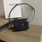 高仿CELINE-賽琳 黑色TRIOMPHE金屬鎖扣牛皮斜挎包-188423：圖片 2