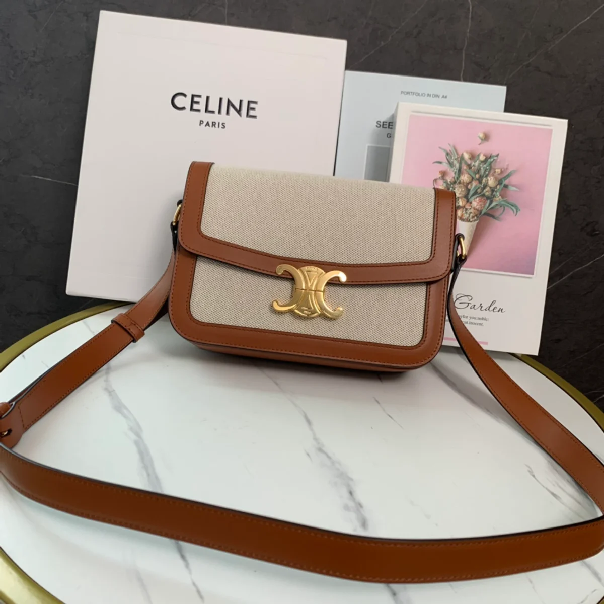 高仿CELINE-賽琳 金色TRIOMPHE金屬鎖扣斜挎包 - 多功能時尚肩背包-191242 2 高仿CELINE-賽琳 金色TRIOMPHE金屬鎖扣斜挎包 - 多功能時尚肩背包-191242