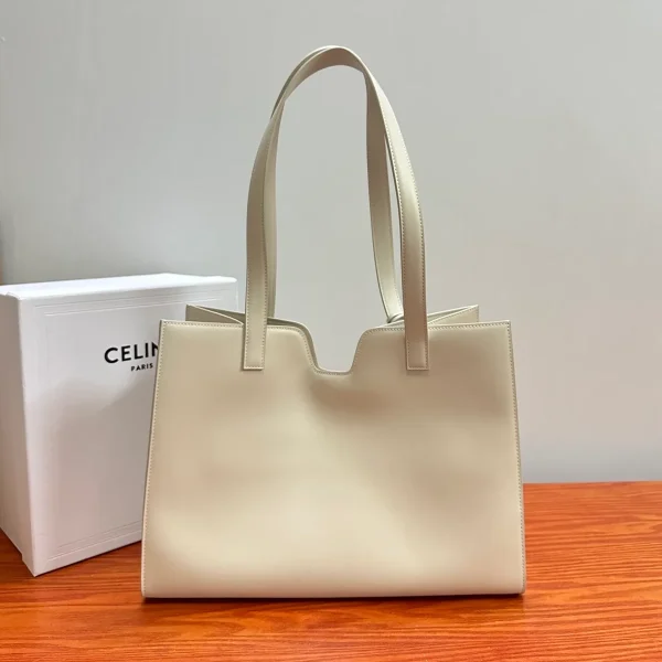 高仿CELINE-賽琳 經典牛皮革肩背包 - 金色飾面CLOCHE CLÉS掛鎖設計-112583：圖片 3