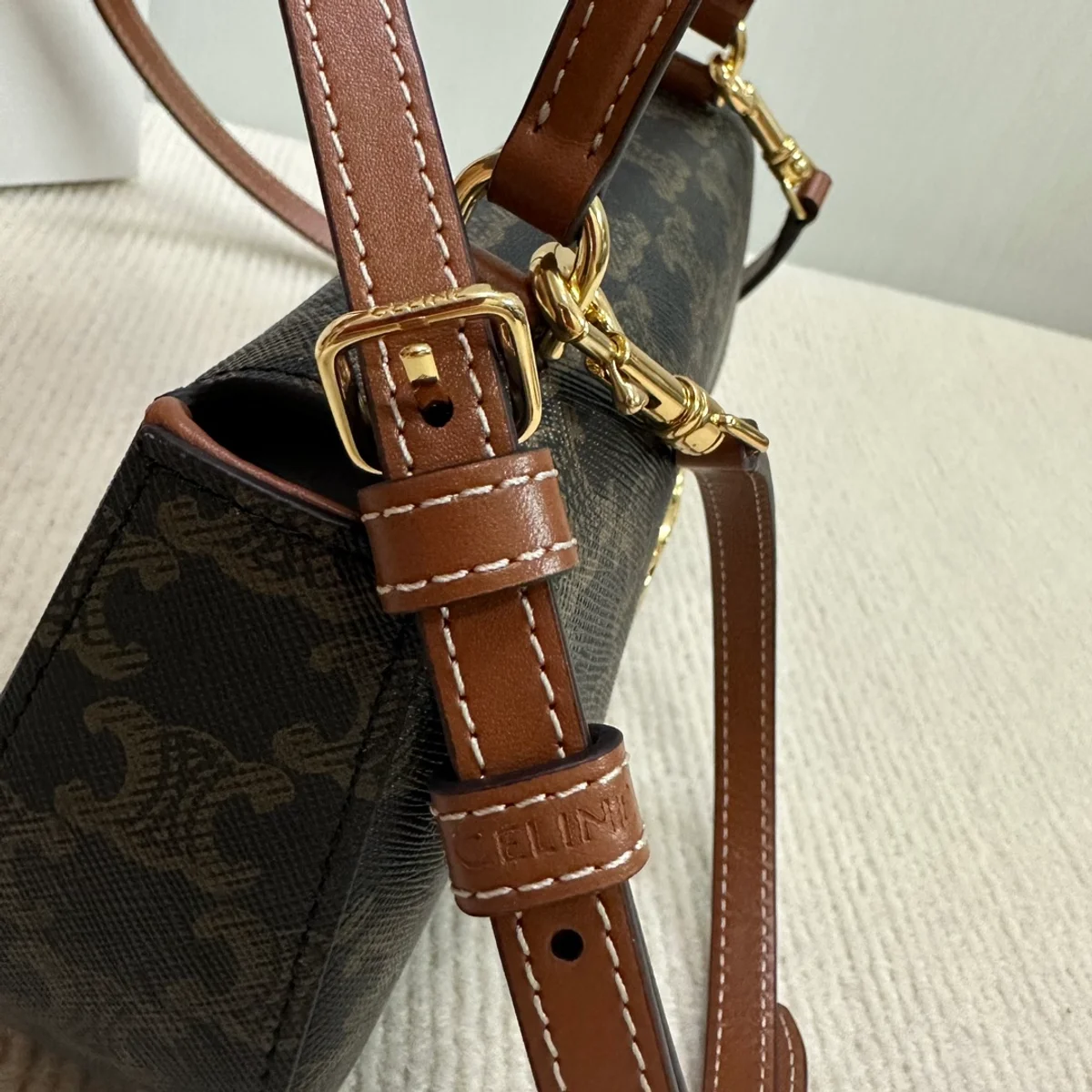 高仿CELINE-賽琳 經典TRIOMPHE標誌印花牛皮革手提斜挎包-119532 7 高仿CELINE-賽琳 經典TRIOMPHE標誌印花牛皮革手提斜挎包-119532