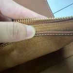 高仿CELINE-賽琳 金色牛皮革TRIOMPHE磁扣手提肩背包-114493：圖片 8