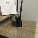 高仿CELINE-賽琳 黑色TRIOMPHE金屬鎖扣牛皮斜挎包-188423：圖片 4