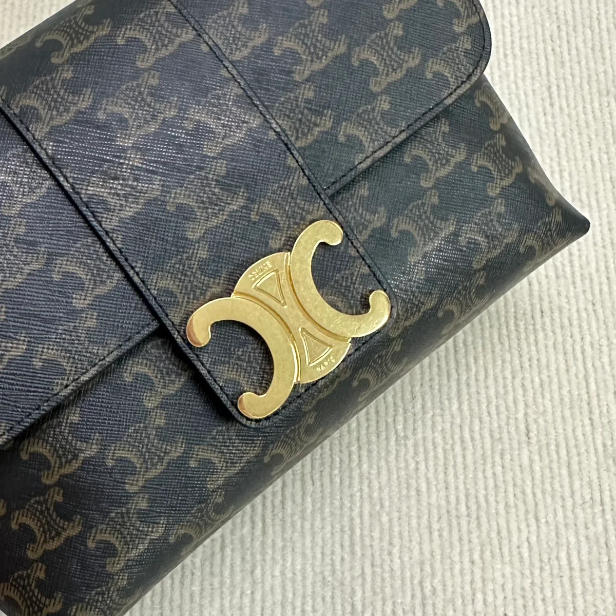 高仿CELINE-賽琳 Triomphe 牛皮革斜挎包-115852 6 高仿CELINE-賽琳 Triomphe 牛皮革斜挎包-115852