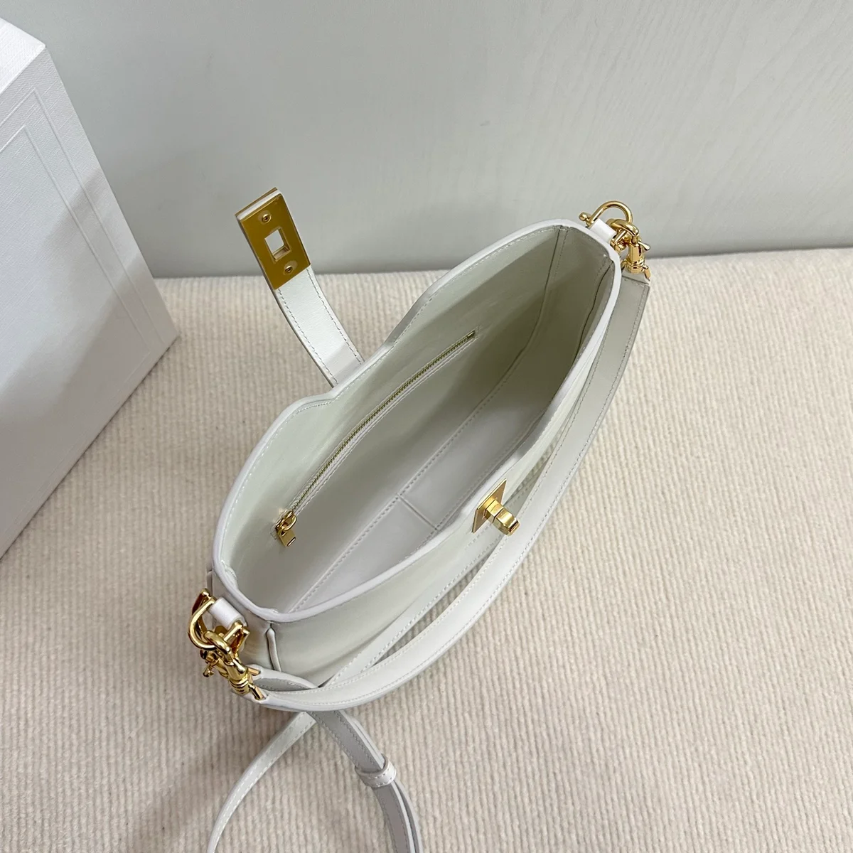 高仿CELINE-賽琳 牛皮革多功能手提斜挎包 - 輕奢商務休閒風格-120693 10 高仿CELINE包放置物品示意圖,展示容量與用途