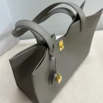 高仿CELINE-賽琳 經典牛皮革肩背包 - 金色飾面CLOCHE CLÉS掛鎖設計-112583：圖片 9