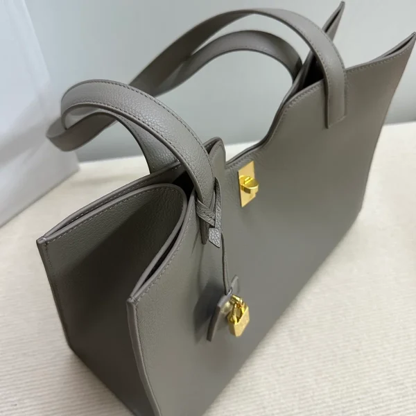 高仿CELINE-賽琳 經典牛皮革肩背包 - 金色飾面CLOCHE CLÉS掛鎖設計-112583：圖片 9