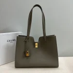 高仿CELINE-賽琳 經典牛皮革肩背包 - 金色飾面CLOCHE CLÉS掛鎖設計-112583：圖片 2