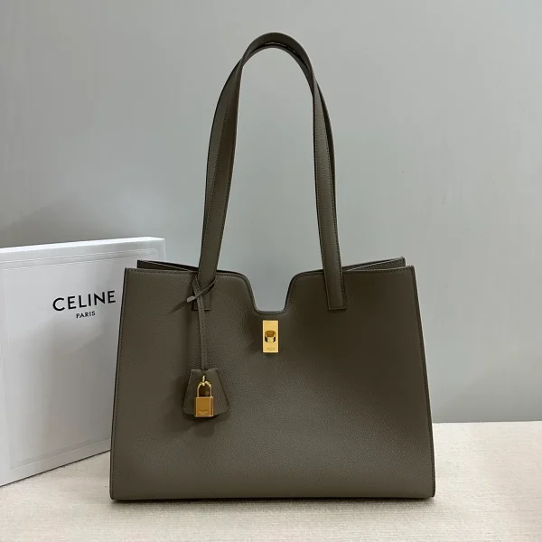 高仿CELINE-賽琳 經典牛皮革肩背包 - 金色飾面CLOCHE CLÉS掛鎖設計-112583：圖片 2