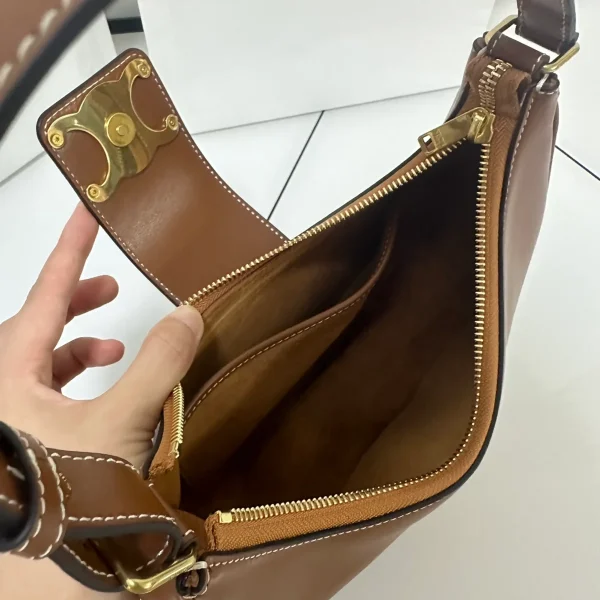 高仿CELINE-賽琳 金色牛皮革TRIOMPHE磁扣手提肩背包-114493：圖片 9