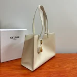 高仿CELINE-賽琳 經典牛皮革肩背包 - 金色飾面CLOCHE CLÉS掛鎖設計-112583：圖片 4
