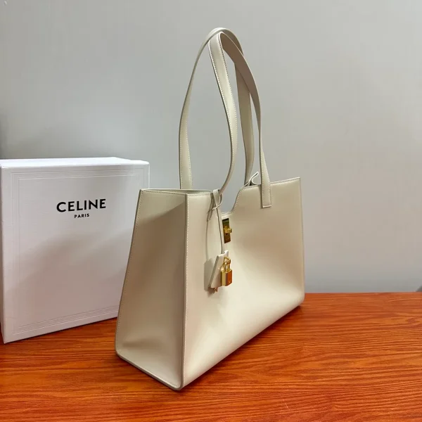 高仿CELINE-賽琳 經典牛皮革肩背包 - 金色飾面CLOCHE CLÉS掛鎖設計-112583：圖片 4