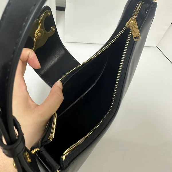 高仿CELINE-賽琳 金色牛皮革TRIOMPHE磁扣手提肩背包-114493：圖片 7