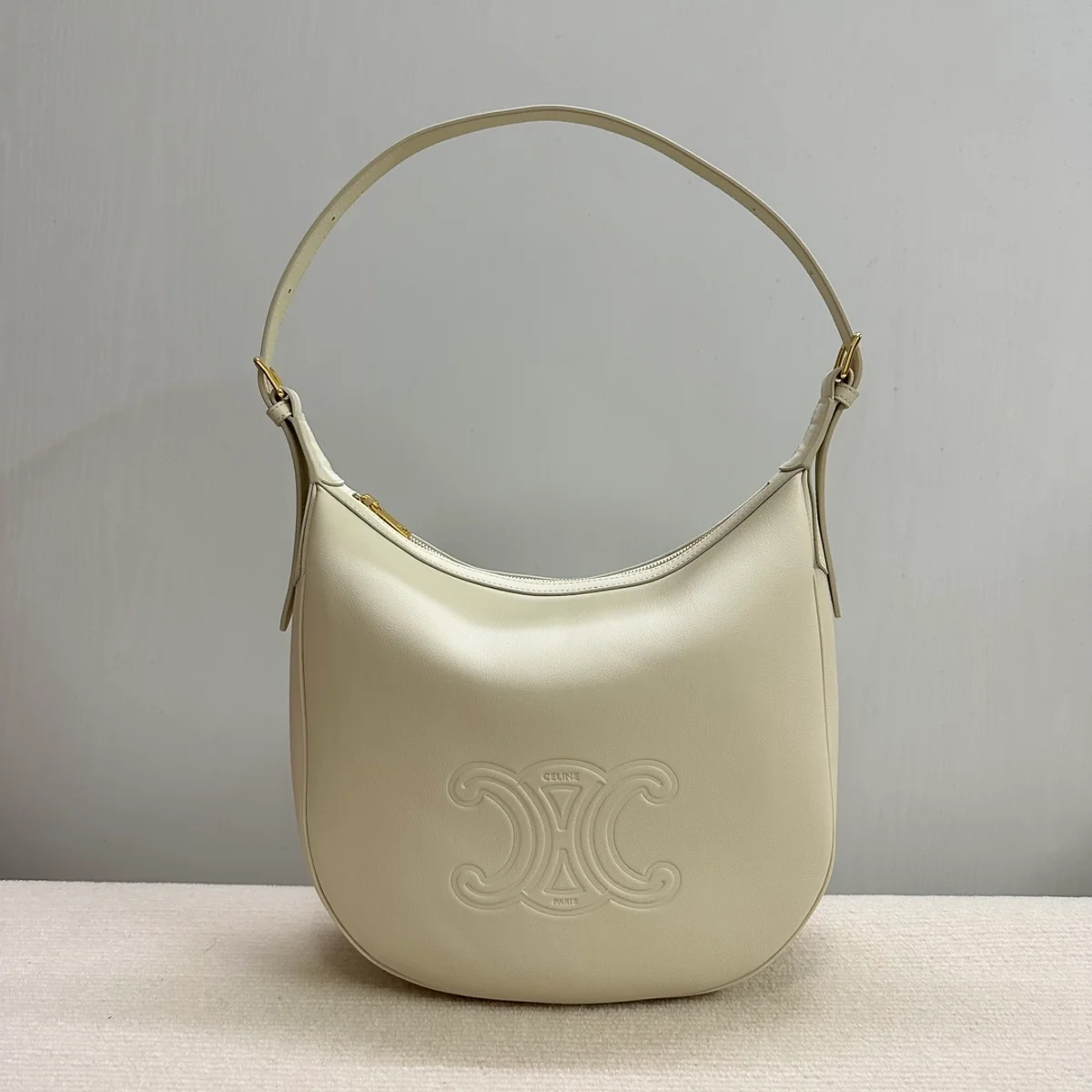 高仿CELINE-賽琳 金色飾面牛皮革肩背包-114713 2 高仿CELINE-賽琳 金色飾面牛皮革肩背包-114713