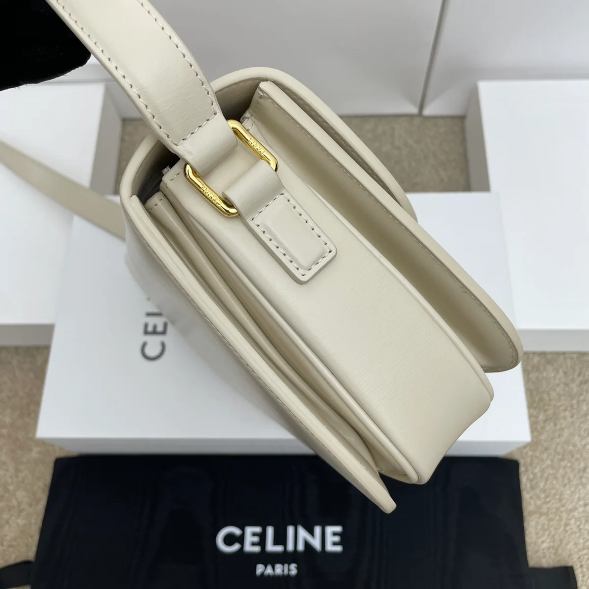 高仿CELINE-賽琳 TRIOMPHE 金色鎖扣牛皮斜挎包 - 優雅多功能設計-188423 4 高仿CELINE-賽琳 TRIOMPHE 金色鎖扣牛皮斜挎包 - 優雅多功能設計-188423