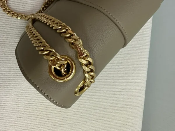 高仿CELINE-賽琳 經典TRIOMPHE牛皮革斜挎包 - 金色飾面多功能肩背包-115853：圖片 7
