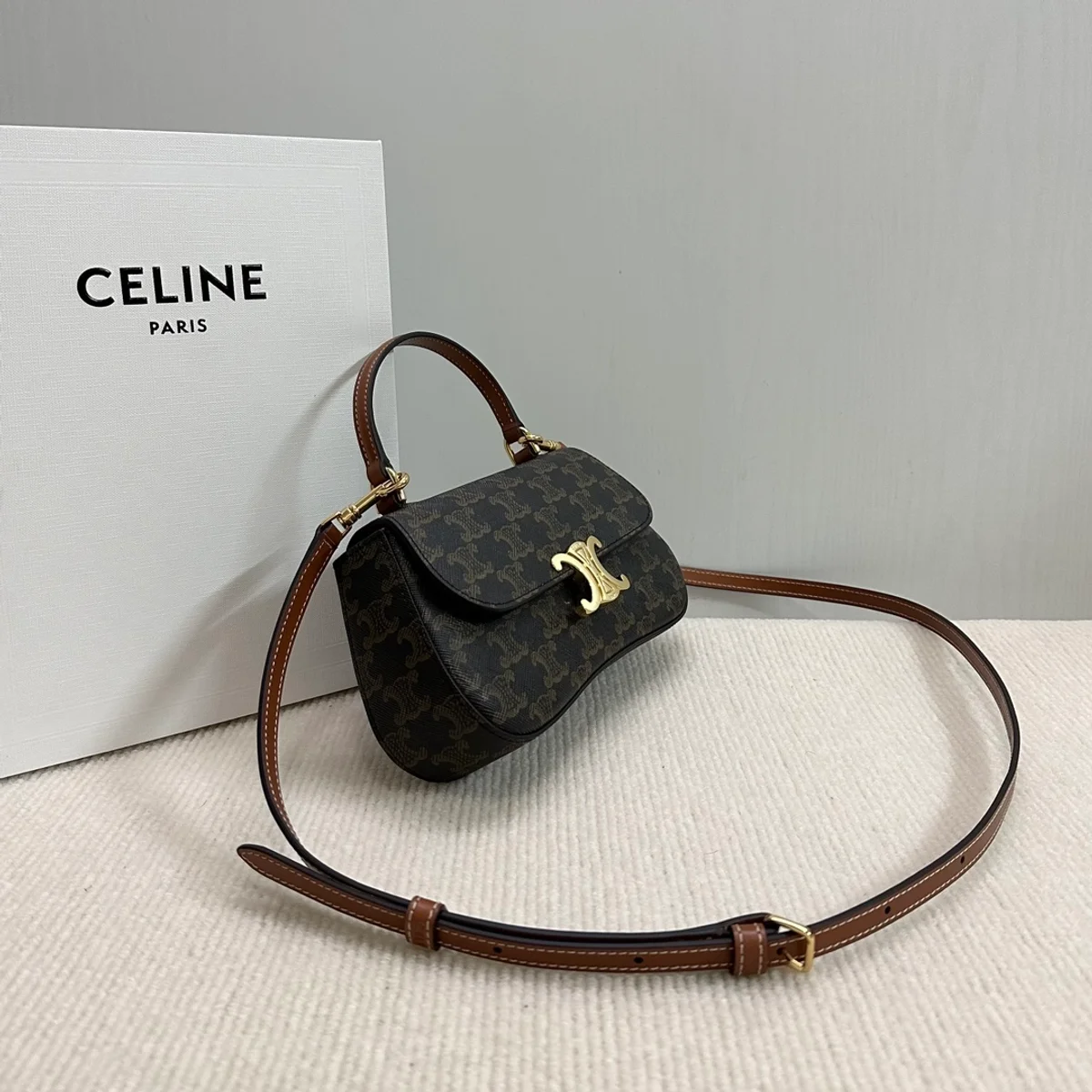 高仿CELINE-賽琳 經典TRIOMPHE標誌印花牛皮革手提斜挎包-119532 4 高仿CELINE-賽琳 經典TRIOMPHE標誌印花牛皮革手提斜挎包-119532