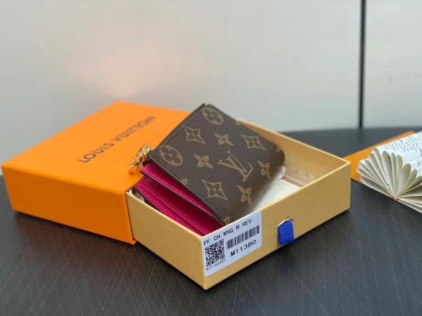 高仿LV Lisa錢包 | Monogram帆布紅色短夾 | LV Circle標誌拉鏈零錢格-M11380：圖片 3