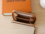 高仿LV Monogram Empreinte拉链零钱包 - 经典Arizona色小巧多功能钱夹-M12760：圖片 9