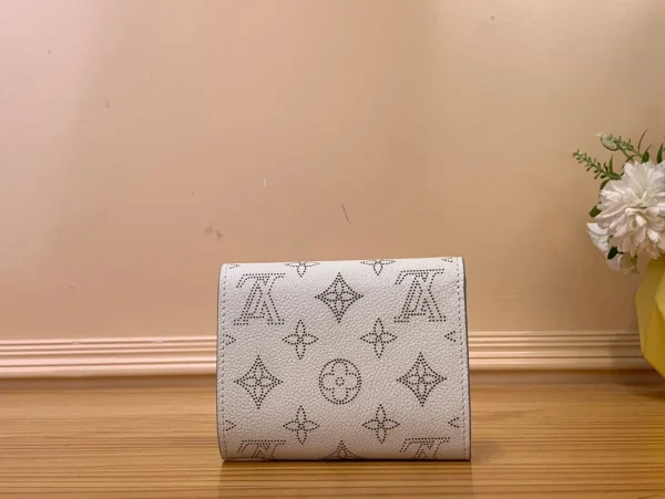 高仿LV Iris 小型錢包 | Mahina皮革 Monogram打孔通花設計-M62542：圖片 4
