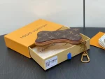高仿LV Pharrell Williams設計LV Bone Key Pouch狗骨頭鑰匙零錢包 | Monogram帆布奢華配飾-M12616：圖片 5
