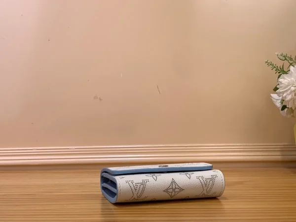 高仿LV Iris 小型錢包 | Mahina皮革 Monogram打孔通花設計-M62542：圖片 5
