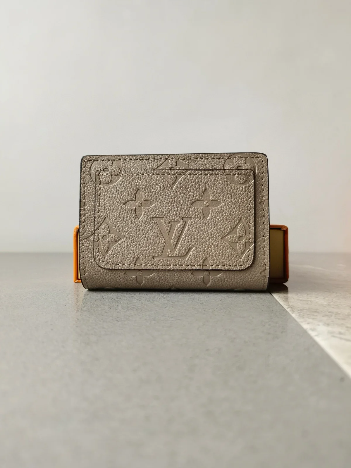 高仿LV Cléa 錢包 | Monogram Empreinte 柔軟粒面牛皮 多功能精緻錢包-M80151