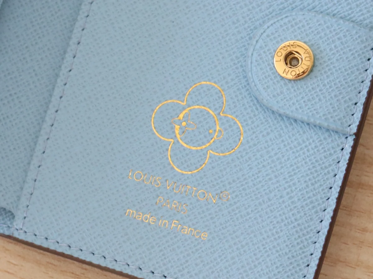 高仿LV Lisa Snow Show Monogram 帆布錢包 | 節日限定款白色聖誕禮物首選-M12487 8 高仿LV Lisa Snow Show Monogram 帆布錢包 | 節日限定款白色聖誕禮物首選-M12487
