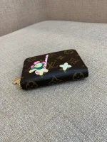高仿LV 圣诞限定Candy Factory系列Vivienne玩偶拉链零钱包 | Monogram帆布红色甜点主题-M12210：圖片 5