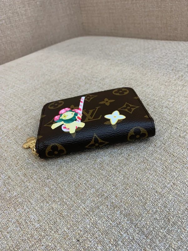 高仿LV 圣诞限定Candy Factory系列Vivienne玩偶拉链零钱包 | Monogram帆布红色甜点主题-M12210：圖片 5
