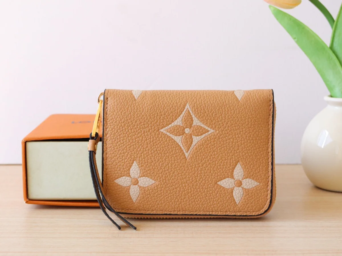 高仿LV Monogram Empreinte拉链零钱包 - 经典Arizona色小巧多功能钱夹-M12760 4 高仿LV Monogram Empreinte拉链零钱包 - 经典Arizona色小巧多功能钱夹-M12760