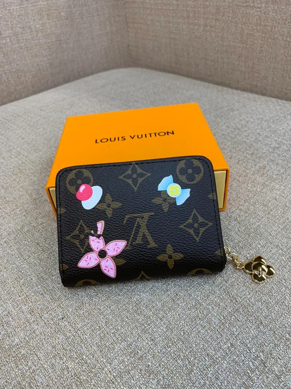 高仿LV 圣诞限定Candy Factory系列Vivienne玩偶拉链零钱包 | Monogram帆布红色甜点主题-M12210：圖片 3