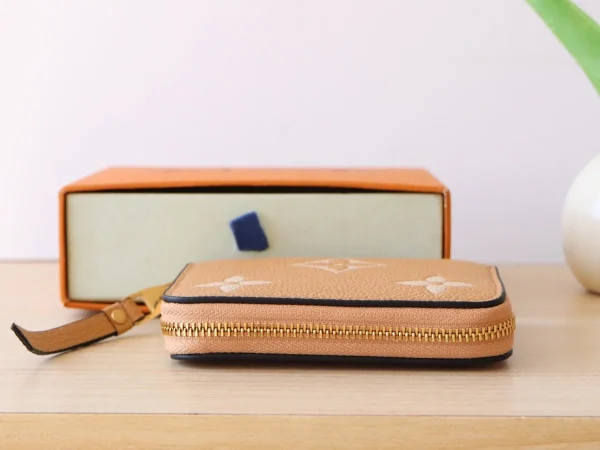 高仿LV Monogram Empreinte拉链零钱包 - 经典Arizona色小巧多功能钱夹-M12760：圖片 3