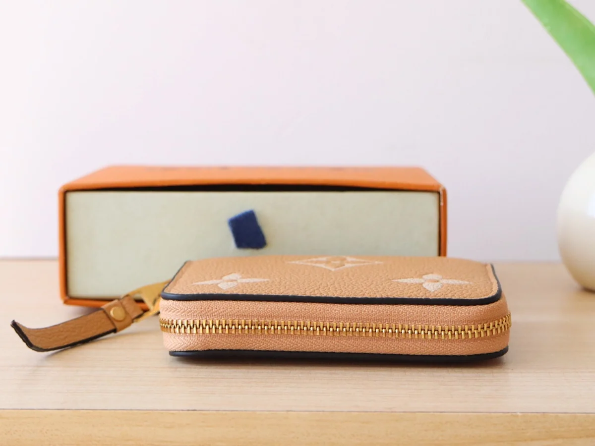 高仿LV Monogram Empreinte拉链零钱包 - 经典Arizona色小巧多功能钱夹-M12760 3 高仿LV Monogram Empreinte拉链零钱包 - 经典Arizona色小巧多功能钱夹-M12760